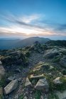 Berglandschaft über bewölktem Sonnenuntergang — Stockfoto