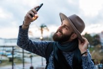 Hombre viajero tomando selfie fuera - foto de stock