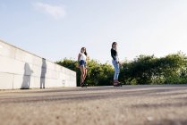 Adolescenti che guidano skateboard — Foto stock