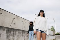 Trendige Freunde posieren draußen — Stockfoto