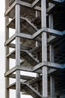 Внешний вид недостроенного здания с бетонными лестницами — стоковое фото