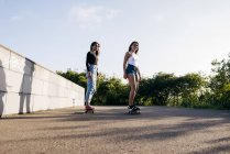 Підлітки їзда скейтборд — стокове фото