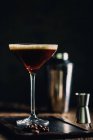 Кофе-коктейль в бокале мартини — стоковое фото