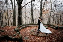 Невеста и жених в лесу — стоковое фото