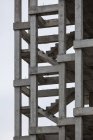 Зовнішній вигляд недобудованого будинку з бетонні сходи пасажі — стокове фото