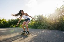 Подростковый скейтборд на солнце — стоковое фото
