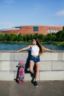 Elegante adolescente posando com skate — Fotografia de Stock