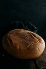 Rolo de pão rústico em escuro — Fotografia de Stock