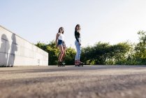 Les adolescents à cheval skateboards — Photo de stock