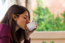 Vista lateral do café bebendo feminino — Fotografia de Stock