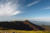 Montagne sur ciel bleu vif à Montseny — Photo de stock