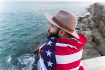Человек обнимается под американским флагом — стоковое фото