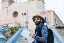 Young male traveler outside — Stock Photo