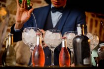 Barmann bereitet Cocktails in Kneipe zu — Stockfoto
