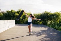 Adolescente alla moda su skate — Foto stock