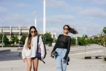 Модные девушки на скейтбордах — стоковое фото