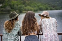 Três meninas na ponte no verão — Fotografia de Stock