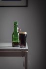 Birra robusta in vetro — Foto stock