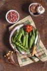 Piselli verdi freschi con prosciutto — Foto stock