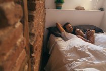Junges Paar schläft im Bett — Stockfoto