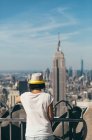 Женщина смотрит на Манхэттен — стоковое фото