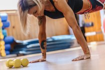 Frau macht Pilates-Übungen — Stockfoto