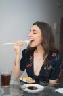 Mulher comendo sushi — Fotografia de Stock