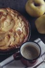 Вкусный яблочный пирог — стоковое фото