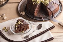 Pedaço de bolo de chocolate com ganache — Fotografia de Stock