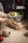 Frau bereitet Geschenke für Weihnachten vor — Stockfoto
