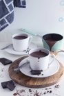 Chocolate caliente sobre blanco - foto de stock