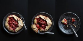 Gebäck mit Erdbeeren über Schwarz — Stockfoto
