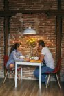 Giovane coppia che fa colazione — Foto stock