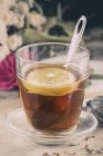 Tee mit Zitrone und dekoriertem Plätzchen — Stockfoto