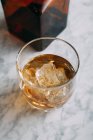 Bicchiere di whisky con ghiaccio — Foto stock