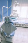 Visão traseira da cadeira dental vazia na clínica Interior — Fotografia de Stock
