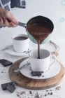 Mulher mão servindo chocolate quente — Fotografia de Stock