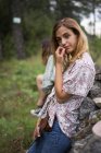 Stilvolles Mädchen posiert im Wald — Stockfoto