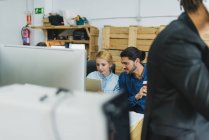 Ernte Büro-Szene von Mitarbeitern surfen Tablet am Arbeitsplatz — Stockfoto