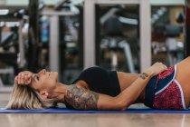 Женщина, отдыхающая в спортзале — стоковое фото