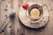 Tee mit Zitrone und Schokolade rotes Herz — Stockfoto