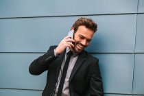 Giovane uomo d'affari che parla per telefono — Foto stock
