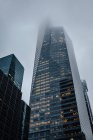 Rascacielos de oficina en un día nublado - foto de stock