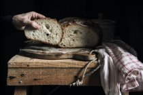 Frau nimmt Stück Brot — Stockfoto