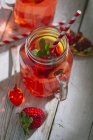 Frische und geeiste Erdbeeren trinken — Stockfoto