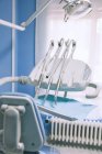 Инструменты на пустом стоматологическом стуле — стоковое фото