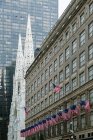 5th Avenue and St. Patrick's Cathedral — Stock Photo