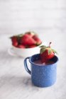 Milkshake aux fraises et fraises fraîches — Photo de stock