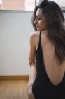 Mulher sensual em bodysuit — Fotografia de Stock