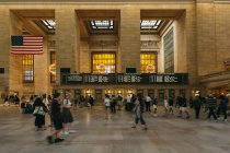 Personas en Grand Central Terminal - foto de stock